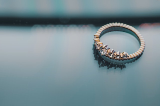 pexels-fox-998521 Pierścionek z diamentami