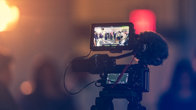 kushagra-kevat-8cYwYgasSis-unsplash W jaki sposób reżyserowie budują napięcie w filmach kryminalnych? Analiza technik filmowych