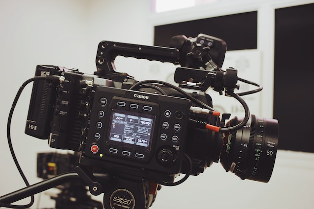 pexels-bruno-massao-3028442 Porównanie filmów biograficznych z książkami, na których się opierają