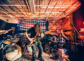 Najlepsze riffy i solówki gitarowe w rocku i metalu