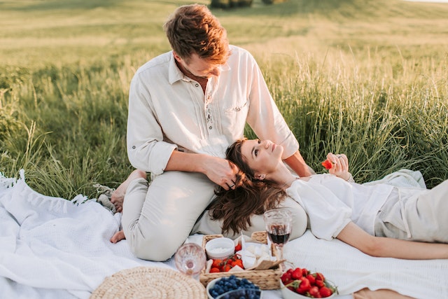 pexels-vlada-karpovich-4873508 Komedie romantyczne