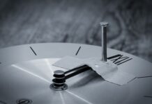 Czym przykleić numer domu?