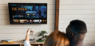 Telewizor na ścianie – jak zaaranżować salon? Telewizor na ścianie