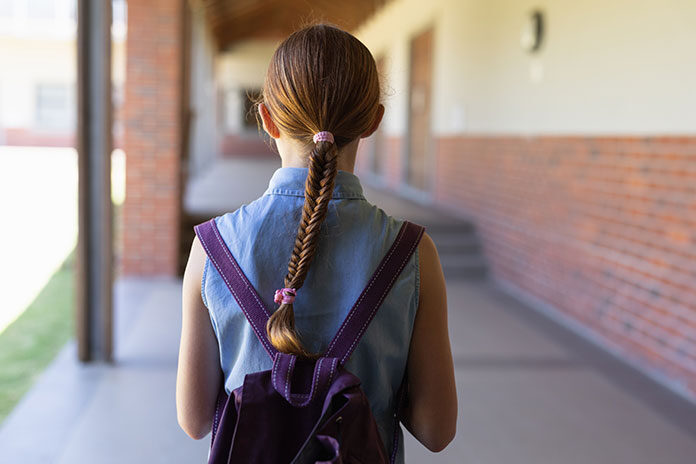 schoolgirl-standing-in-the-schoolyard-at-elementar-2021-04-04-18-03-40-utc plecaki szkolne Adidas