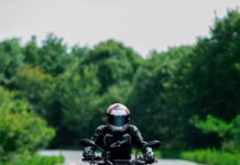 Jak działa interkom motocyklowy i który wybrać do jazdy w parze motocykl
